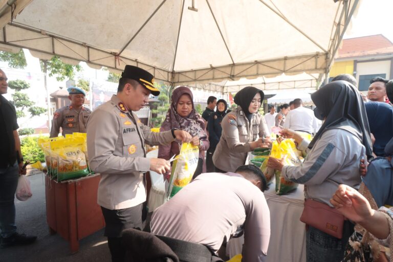 Antusiasme-Tinggi-Pasar-Murah-Polres-Bojonegoro-Habiskan-30-Ton-Beras