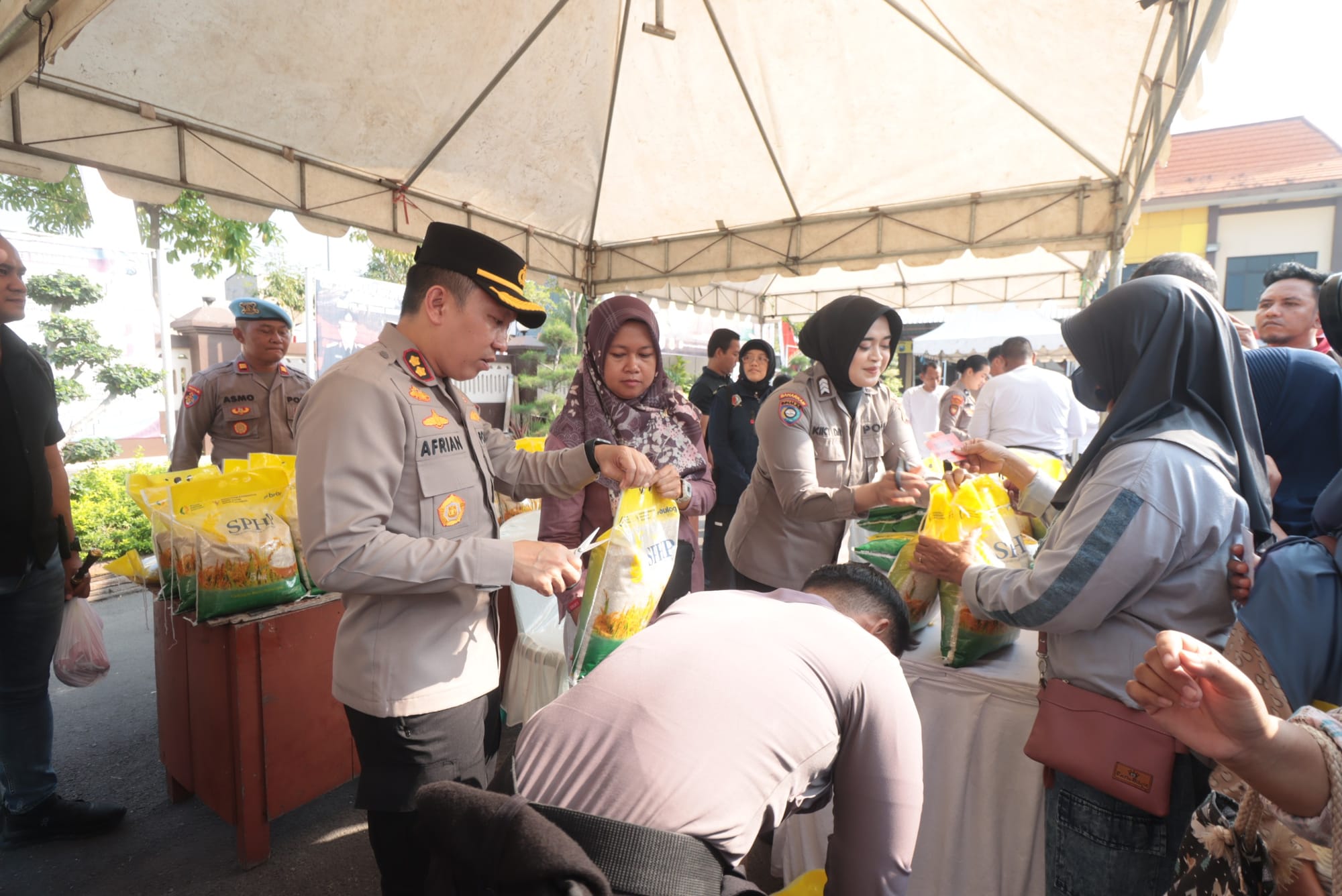 Antusiasme-Tinggi-Pasar-Murah-Polres-Bojonegoro-Habiskan-30-Ton-Beras