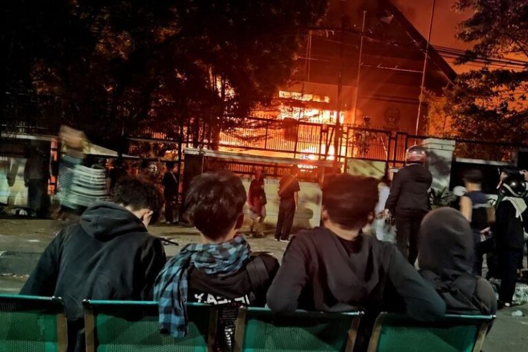 image_bank_2025_08_30_010036.235-fakta-mengejutkan-kantor-dprd-sulsel-terbakar-habis-massa-marah-tak-terbendung-di-makassar-1