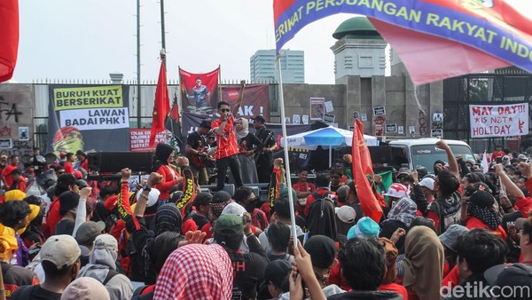 konser-di-atas-truk-goyang-massa-aksi-may-day-di-dpr-1746090249092_169