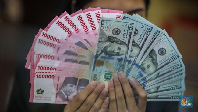 petugas-menjunjukkan-uang-pecahan-dolar-as-dan-rupiah-di-dolarindo-money-changer-jakarta-selasa-842025-1744086432570_169